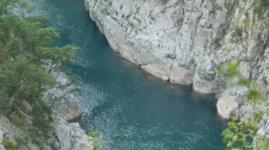 Karadağ 'ın en pitoresk yerlerinden biri olan turkuaz nehri Moraca kanyonu, bakir doğa.