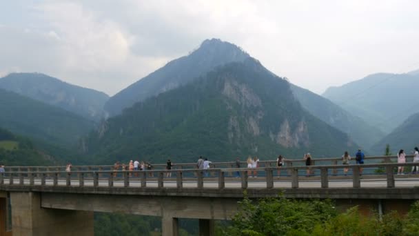 El famoso puente Djurdjevic en Montenegro, en el que los coches y los turistas caminan — Vídeos de Stock