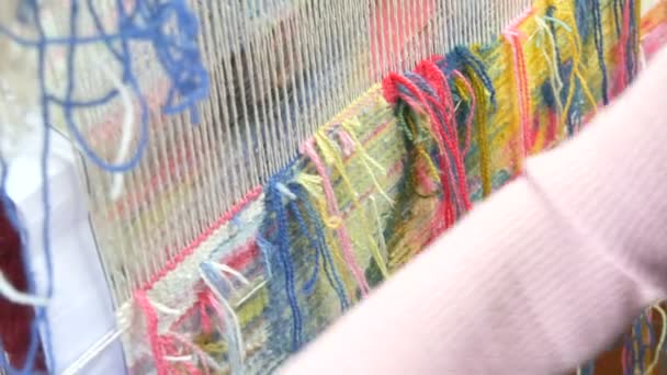 Broderie de tapis à la main. Les mains des femmes créent un motif à l'aide de fils multicolores. Marteau pour quors de broderie, fils à farcir. Vue rapprochée — Video