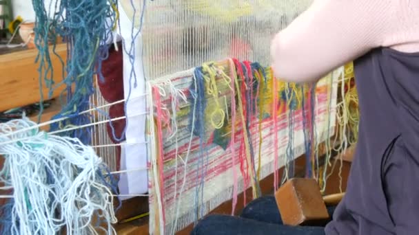 Вышивка ковров ручной работы. Женские руки создают шаблон с помощью разноцветных нитей. Молоток для вышивки, набивки нитей. Закрыть вид — стоковое видео
