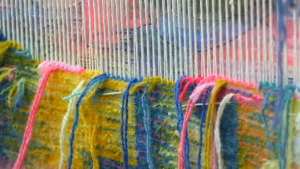 Handgemaakte tapijtborduurwerk. Vrouwen handen maken een patroon met behulp van multi-gekleurde draden. Hamer voor borduurquors, vuldraden. Close-up zicht — Stockvideo