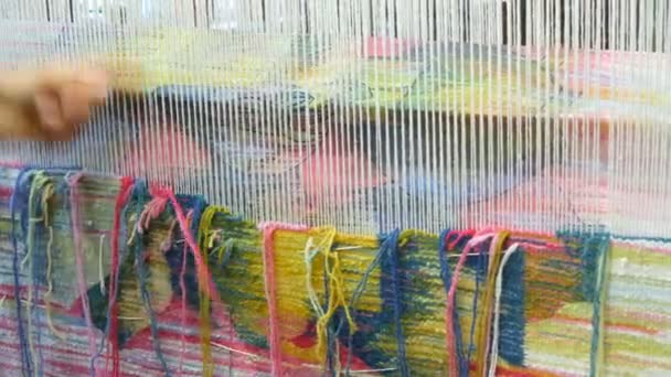手工地毯绣花.女性的手使用多色线程创建一个模式。刺绣用锤子,填充线.近景 — 图库视频影像