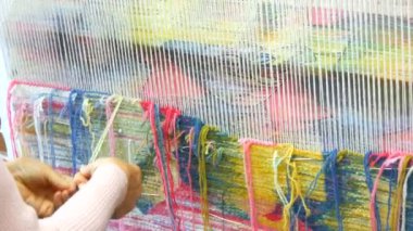 El yapımı halı nakışı. Kadınların elleri çok renkli iplikler kullanarak bir desen oluşturur. Nakış işlemek için çekiç, iplik doldurmak için. Görüntüyü kapat