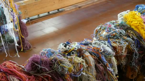Ett stort antal olika ulltrådar. Handgjord mattbrodyr — Stockvideo