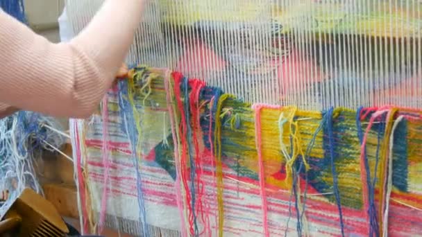 Handgemachte Teppichstickerei. Frauenhände erzeugen ein Muster aus mehrfarbigen Fäden. Hammer für Stickquoren, Füllfäden. Nahsicht — Stockvideo