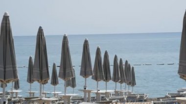 Sahil kıyısında boş bir sahil, ıssız güneş pansiyonları ve kapalı plaj şemsiyeleri, 2019, koronavirüs, karantina, Adriyatik Denizi, Karadağ nedeniyle sökülmüş plaj beldesi