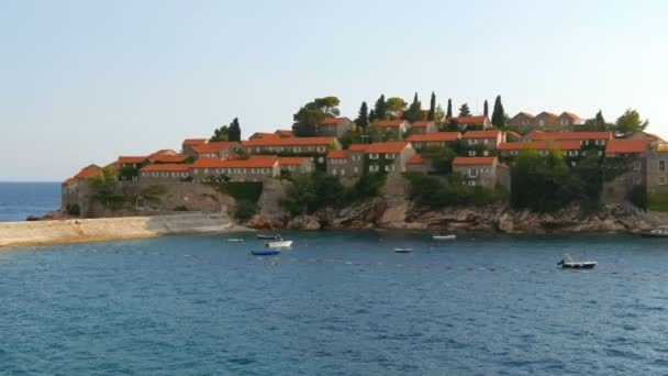 St Stephens Island, Montenegro. Den berömda ön hotell för kändisar och rika människor i världen. Vacker ren strand i Adriatiska havet — Stockvideo