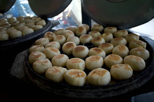 Yogyakarta, Endonezya 'dan geleneksel bir yiyecek olan bakpia yapma süreci.