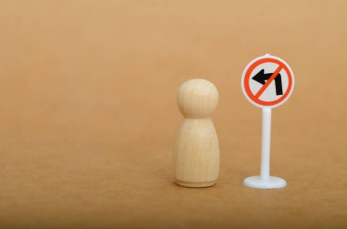 Bir Kavşakta Karar Verme: Tahta figür Hayatın Kısıtlamalarını sembolize eden, 