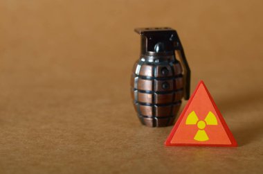 Nükleer Savaş Tehdidi: Radyoaktif Uyarı Sembolünün Yanında Bir El Bombası.