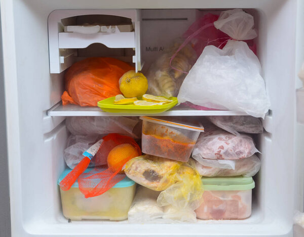 Удобство хранения в холодильнике: морозильник с едой для будущих праздников и легкое планирование питания.