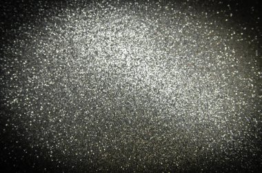 Şenlik etkinlikleri için dramatik ve lüks bir soyut zemin oluşturan parlak parlak röfle desenli sofistike siyah ve gümüş parıltı dokusu.