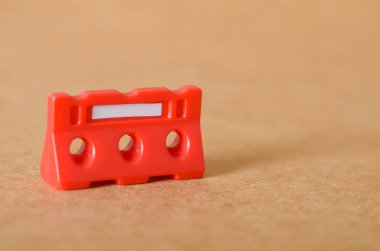 Beyaz işaretli kırmızı inşaat bariyeri küçük bir çalışma alanını işaretlemeye hazır.