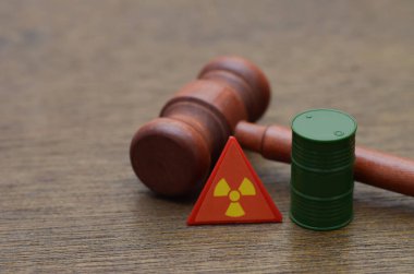Zararlı maddelerle başa çıkmanın yasal sonuçları, Yargıç tokmağı, minyatür fıçı ve radyasyon uyarı sembolü.