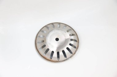 Paslı bir lavabo filtresinin detaylı bir yakın çekimi. Renk bozulmasını ve bozulmayı gösteriyor. Sıradan bir ev tesisatı ve bakım sorununu vurguluyor..