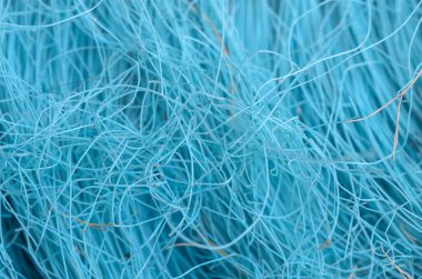 Bu detaylı yakın plan, birbirine dolanmış, ince sentetik liflerden oluşan, karmaşıklığı, kaosu ve bağlantıyı soyut bir biçimde sembolize eden yoğun bir ağı ortaya çıkarır..
