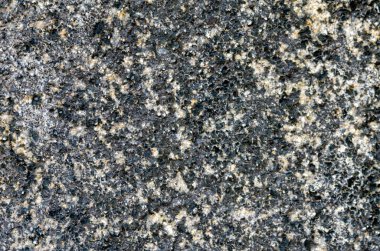 Siyah, gri ve bej benekli, asfalt ya da granite benzeyen, inşaat ve kentsel tasarım temaları için ideal kaba bir yüzey..