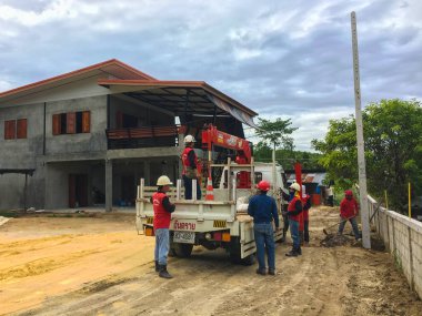 Chiang Mai, Tayland - 23 Temmuz 2018 : Elektrik hattı ile işçilik