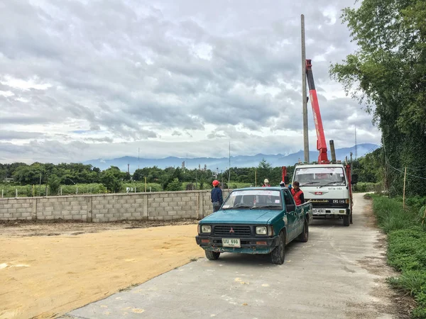 Chiang Mai, Tailandia - 23 de julio de 2018: Trabajo con línea eléctrica instala poste eléctrico con camión grúa — Foto de Stock