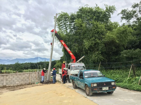 Chiang Mai, Tailandia - 23 de julio de 2018: Trabajo con línea eléctrica — Foto de Stock