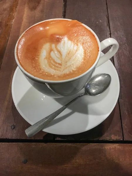 Kaffe med tesked, vatten på träbord — Stockfoto