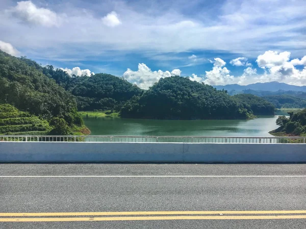 Green Lake with blue sky and road in Betong, Yala, Thailand — Stock Photo, Image