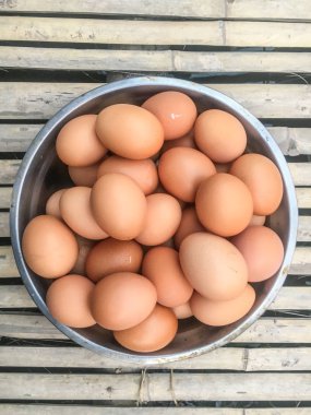 Bambu sepetinde taze organik yumurta