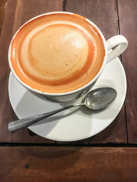 Café com colher de chá, água na mesa de madeira — Fotografia de Stock