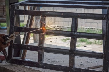 Çelikte siyah blok metal ve parlak kıvılcımlar ile Kaynak Süreci