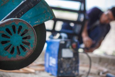 Bulanıklık işçisi ile eski kesme makinesi 