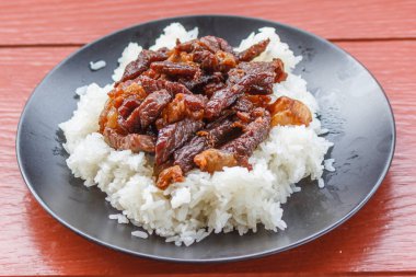 sığır eti kızartma beyaz pirinç lezzetli yemek kadar yakın karıştırın