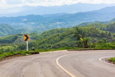 Trafik işaretleri dağ otobanında sağ yöne doğru kıvrılma, uyarı