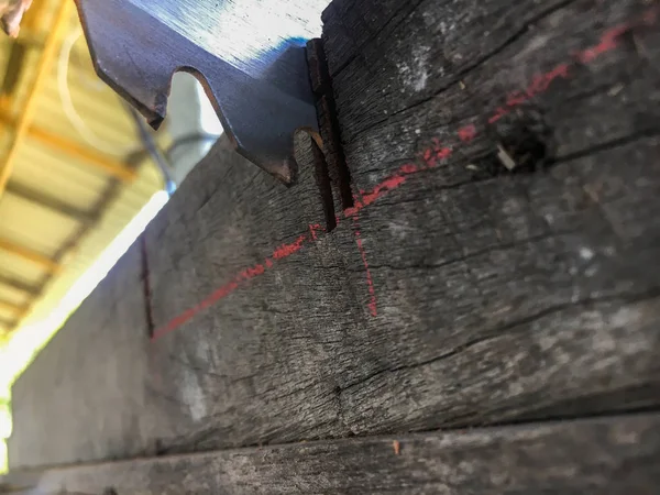 Serra circular na marcação em madeira. Carpinteiro usando serra circular fo — Fotografia de Stock