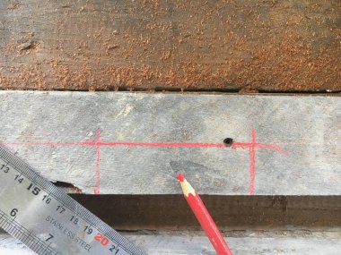 ahşap kalas üzerinde işaretleme ölçümleri yakın 