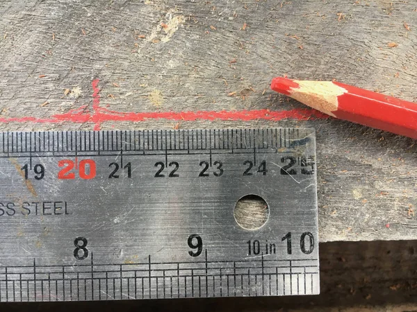 Close up marcando medições na prancha de madeira — Fotografia de Stock