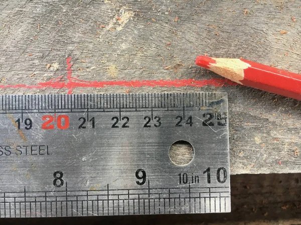 Close up marking measurements on the wooden plank — Stock Photo, Image