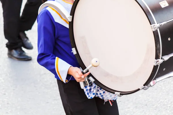 Muzikanten Mars in blauw en wit uniform spelen grote bas Dr — Stockfoto