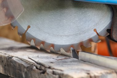 Atölyede dişleri dairesel testere ile eski ahşap şerit
