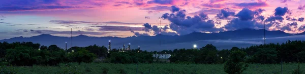 Panorama der Erdölanlagen bei Sonnenuntergang — Stockfoto