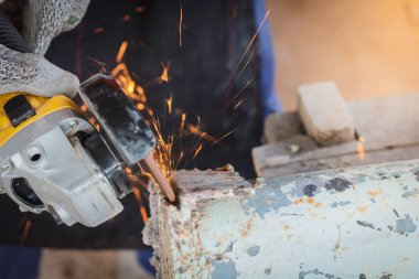 Metal taşlama sırasında çalışma üzerinde uçan kıvılcımlar