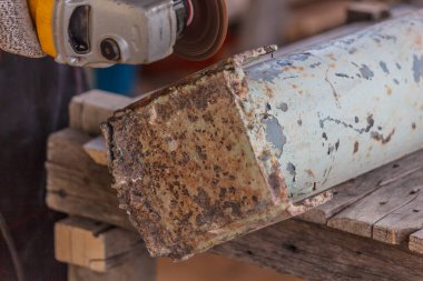 Metal öğütücü ile eski Metal paslı kapatın