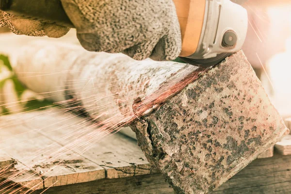 Faíscas voando sobre o trabalho durante a moagem de metal — Fotografia de Stock