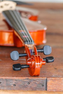 Ahşap arka plan üzerinde alan sığ bir keman sığ yakın