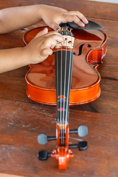 Hand of a kids with a violin shallow deep of field — Stock Photo, Image