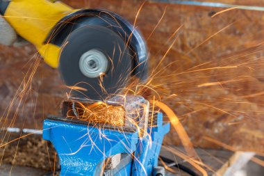 Metal taşlama sırasında çalışma üzerinde uçan kıvılcımlar