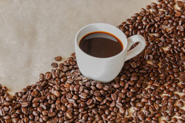 Vit kopp kaffe och kaffe korn omgiven med kopierings utrymme — Stockfoto