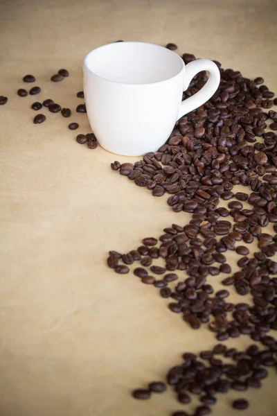 Vit kopp kaffe och kaffe korn omgiven med kopierings utrymme — Stockfoto