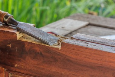 Ahşap kalayı keskinleştirmek için keski kapatın