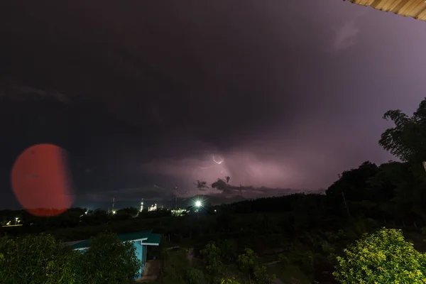 Tempestade e relâmpago brilhante ao anoitecer à noite — Fotografia de Stock