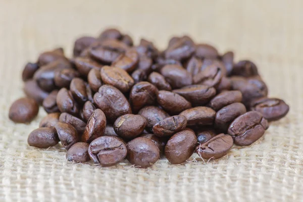 Primer plano de granos de café negro tostado profundidad de campo — Foto de Stock